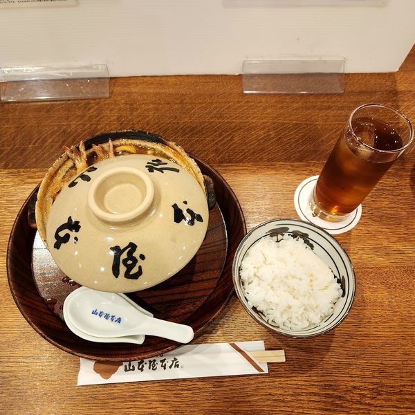 「天ぷら味噌煮込み、ご飯、漬物、ウーロン茶、マグカップセット」@山本屋本店 名古屋駅前店の写真