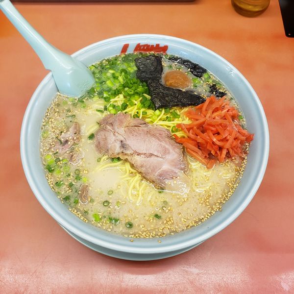 「朝ラーメン大盛替玉×1　無料tpコロチャー　紅生姜¥640」@ラーメン山岡家 熊谷店の写真