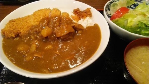 「ランチ カツカレー ※サラダ付 950円」@えんまやの写真