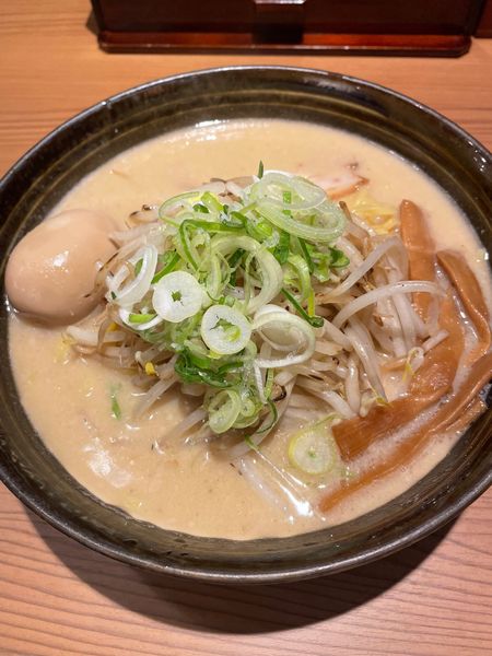 「味玉味噌ラーメン（麺大盛、もやし大盛）」@いと井 東京ラーメン横丁店の写真