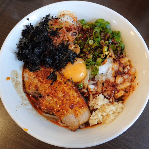 「辛まぜそば 1,000円（ニンニク）」@つけ麺 弥七の写真