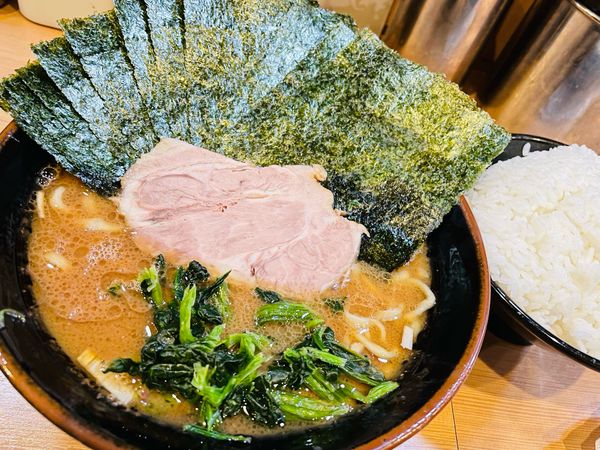 「ラーメン 並 700円 のり増しダブル 100円」@横浜家系らーめん 武道家 賢斗の写真