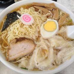 ワンタン麺940円