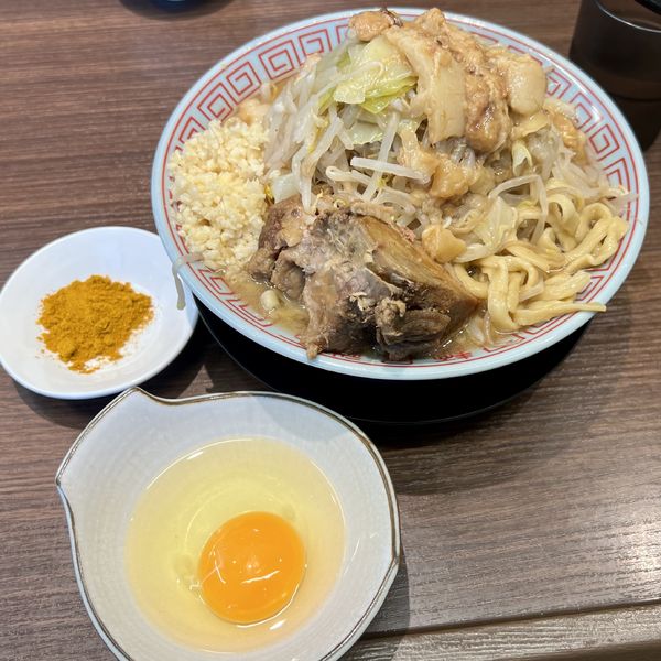 「ラーメン(小)（野菜ニンニクあぶら）＋生玉子＋カレー粉」@麺屋 神工の写真