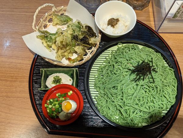 「数量限定ふきのとうと野沢菜の天ざるsoba大」@鶏Soba Toraやの写真