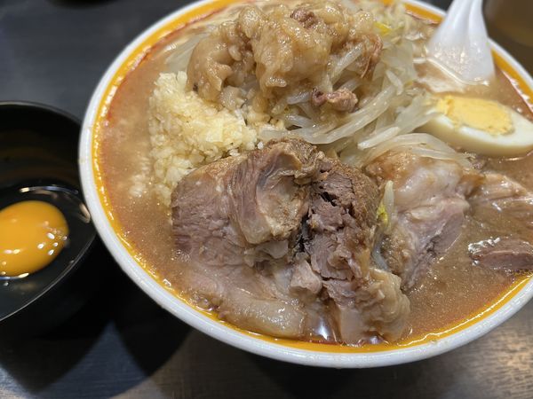 「ラーメン（豚２枚・半玉子）＋生たまご：980＋50円」@えどもんどの写真