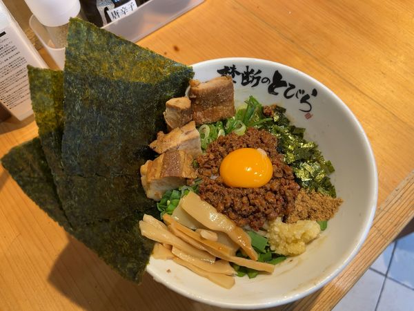 「圧巻の全部のせ台湾まぜそば1300円」@禁断のとびら 池袋店の写真