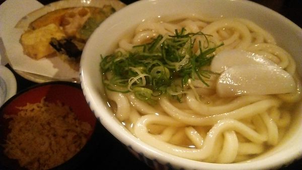 「かけうどん 600円＋天ぷら野菜盛り 400円」@讃岐うどん 蔵之介の写真