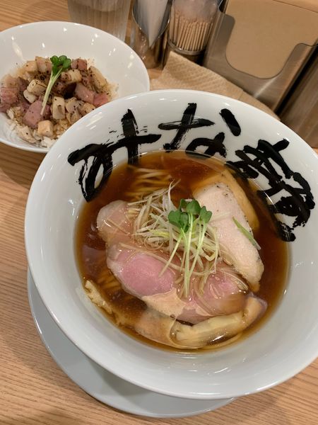 「清み染む醤油ラーメン+炙りチャーシュー丼」@みな麺 なんばウォーク店の写真