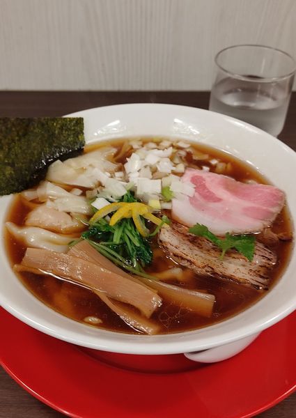 「手打ちわんたん麺（醤油）＋台湾ルーロー飯」@中華そば 麦笑 本所吾妻橋店の写真