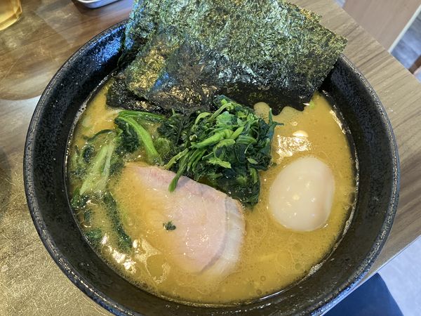 「ラーメン700円カタメ、濃いめ、多め　味玉100円」@横浜家系らーめん 天王家 寒川総本店の写真