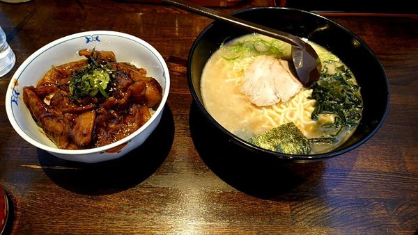 「醤油＋豚どん」@麺や 虎の写真