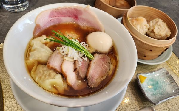 「中華蕎麦〈醤油〉特上　大焼売〈肉と海老〉」@宍道湖しじみ中華蕎麦 琥珀 池袋店の写真