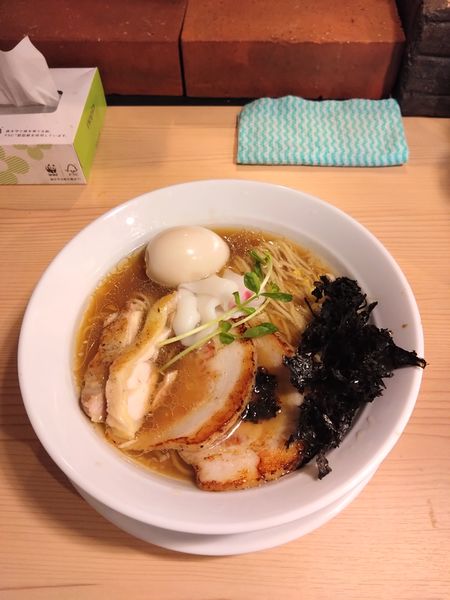 「貝だし醤油ラーメン+特製トピ」@クラム&チキンヌードル クラチキの写真