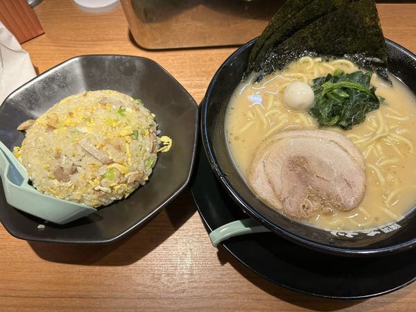 「ラーメン炒飯セット」@町田商店 東京ラーメン横丁店の写真