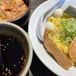 辛いラー油つけ麺（990円）,チャーシュー丼（500円）