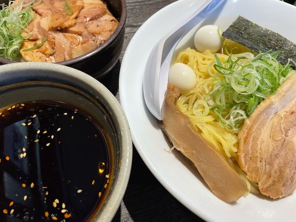 「辛いラー油つけ麺（990円）,チャーシュー丼（500円）」@三河開化亭 豊橋カルミア店の写真