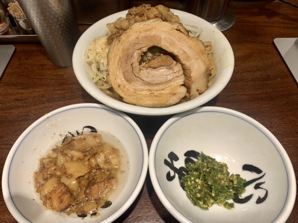 「雷そば(中)＋アブラ＋青唐辛子」@ラーメン 雷 東京本丸店の写真