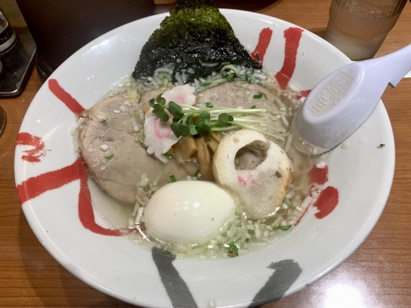 「あっさり特製塩ラーメン1150円」@函館麺厨房 あじさい 東京ラーメンストリート店の写真