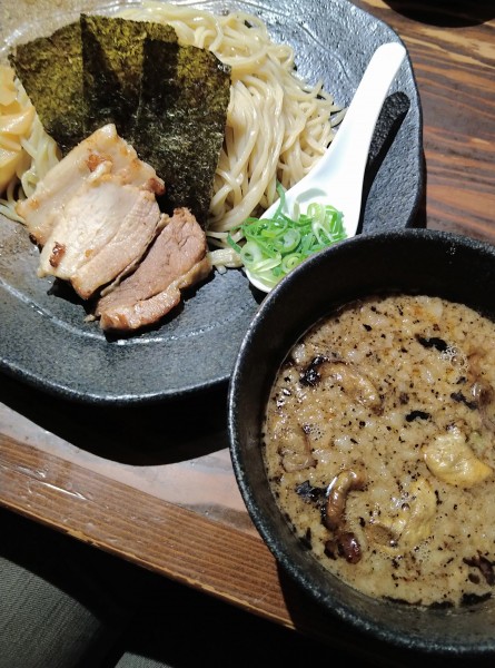 「「もつつけ麺並」950円」@龍の家 新宿小滝橋通り店の写真