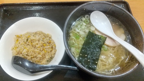 「素ラーメン（しお味）500円、半チャーハン200円」@ごっつおらーめん イオン鳥取店の写真