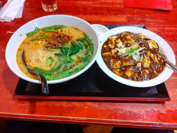 「ラーメンセット(担々麺＋麻婆豆腐丼)880円」@中国本場的料理 華龍飯店 高崎モントレー店の写真
