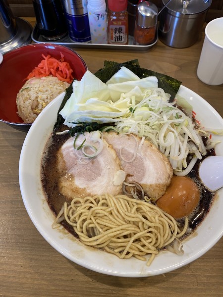 「特製黒うまいらーめん+ミニ炒飯 1250+300」@松福 御殿場インター店の写真