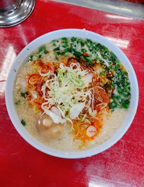 「辛口ホルモンメン 味玉入り」@とん平食堂の写真