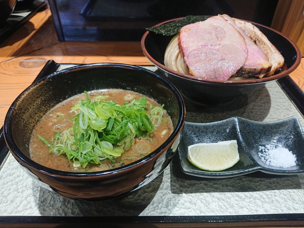 「ひら井ブラックつけ蕎麦＋チャーシュー増＋九条ネギ」@中華蕎麦 ひら井の写真