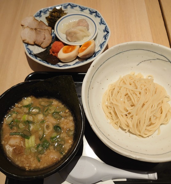 「濃厚魚介つけ麺(小盛)+トッピング盛合せ(1230円)」@らーめん由○ 浦和パルコ店の写真