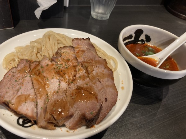 「厚切りローストポークつけ麺（赤）1550円　大盛り」@麺屋武蔵 武骨相傳の写真