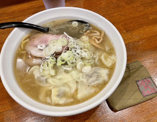 「しお＋ワンタン」@さっぽろ羅偉伝 高田馬場店の写真