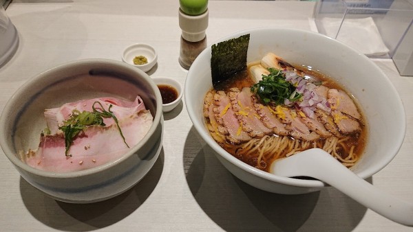 「柚子香る炙り鴨らーめん  3種のレアチャーシュー丼」@淡麗拉麺 己巳の写真