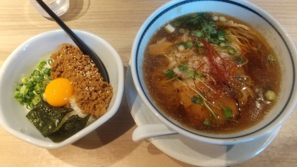 「煮干し醤油中華そば700円、台湾丼300円」@らーめん、肉丼ぶり 吉成鶏白湯 鶏神の写真