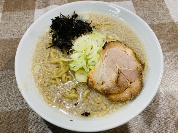 「背脂煮干しラーメン(並)」@にぼちゃんの写真