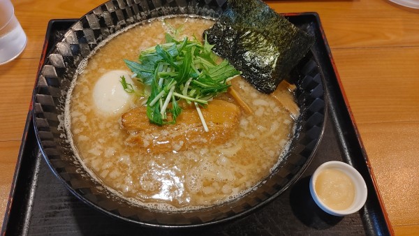 「濃厚醤油ラーメン　にんにくトッピング」@ラーメン信長 松本店の写真