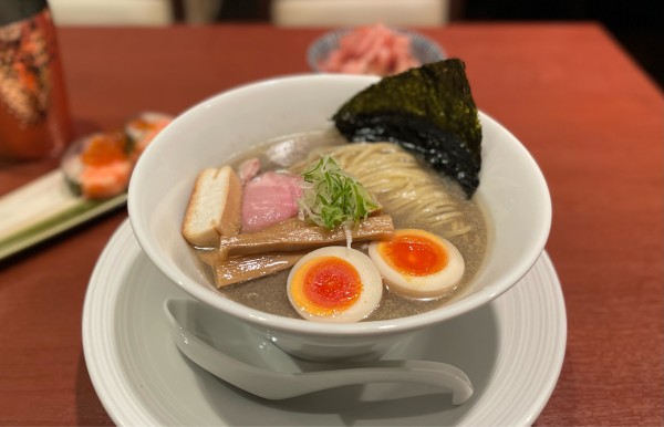 「濃醇煮干し蕎麦（味玉入り）¥950」@酒肴場 屯の写真