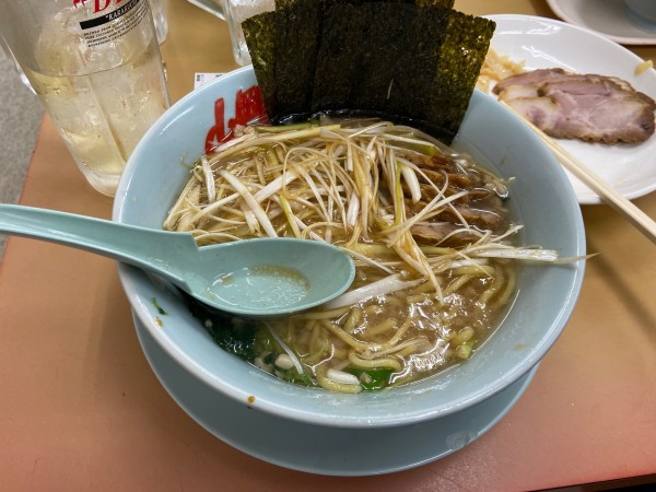 「ネギチャーシューメン　背脂変更　カタコイオオ」@ラーメン山岡家 岩瀬店の写真