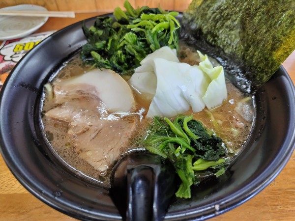 「とんこつ醤油ラーメン　※クーポンで５００円　＋ほうれん草」@横浜ラーメン 萬年家の写真