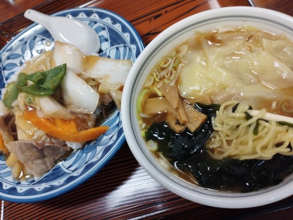 「ランチサービス 中華丼・ミニワンタン麺(970)」@中国料理 美珍の写真