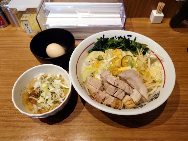 「ミニ油そば(ごまだれ)+温玉+レン草+肉カス脂」@ちばから 蒲田店の写真