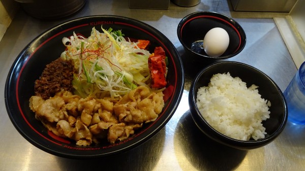 「紅まぜそば 温玉・ライス付（990円）＋バラ肉増し」@麺創研 紅 国分寺の写真