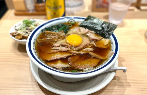 「旨味醤油チャーシューメン¥1120、生玉子¥50」@らーめん玉 田町店の写真