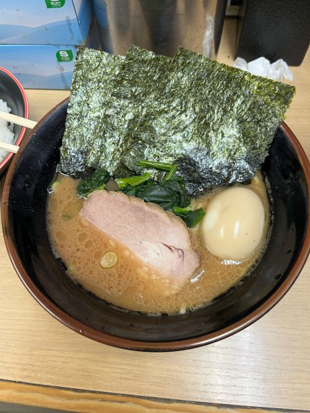 「ラーメン・並 700円、味玉(サービス)ライス小(サービス)」@横浜らーめん 武蔵家 池袋店の写真