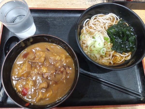 「どんぶりセット530円(カレー丼、ミニわかめそば)」@金町うどんの写真