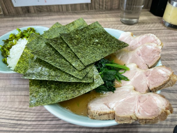 「チャーシュー麺 + のり + ライス」@横浜ラーメン 武蔵家 武蔵境店の写真