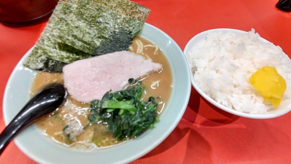 「豚骨醤油ラーメン+ライス」@横浜らーめん 實家の写真