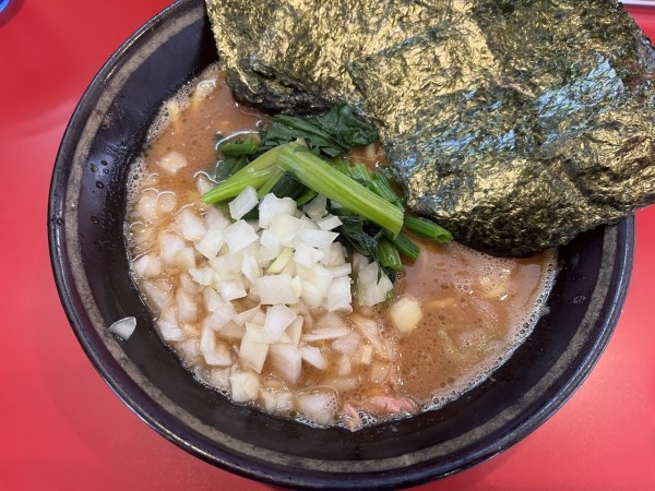 「ラーメン850円＋玉ねぎ50円」@家系ラーメン たつ家の写真