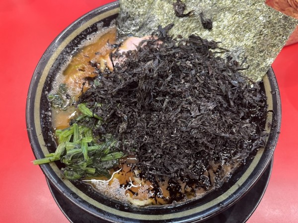 「ラーメン850円＋岩のり200円」@IEKEI_TOKYO 王道家直系の写真