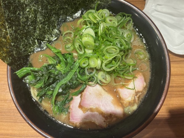 「ラーメン800円＋京都産青ねぎ100円」@横浜家系らーめん 輝道家の写真